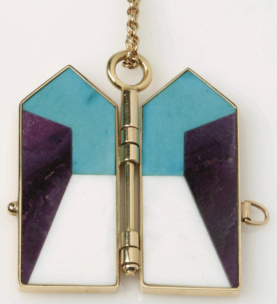 Ole Bent Petersen: 18kt gold pendant in the form of houses with gold chain